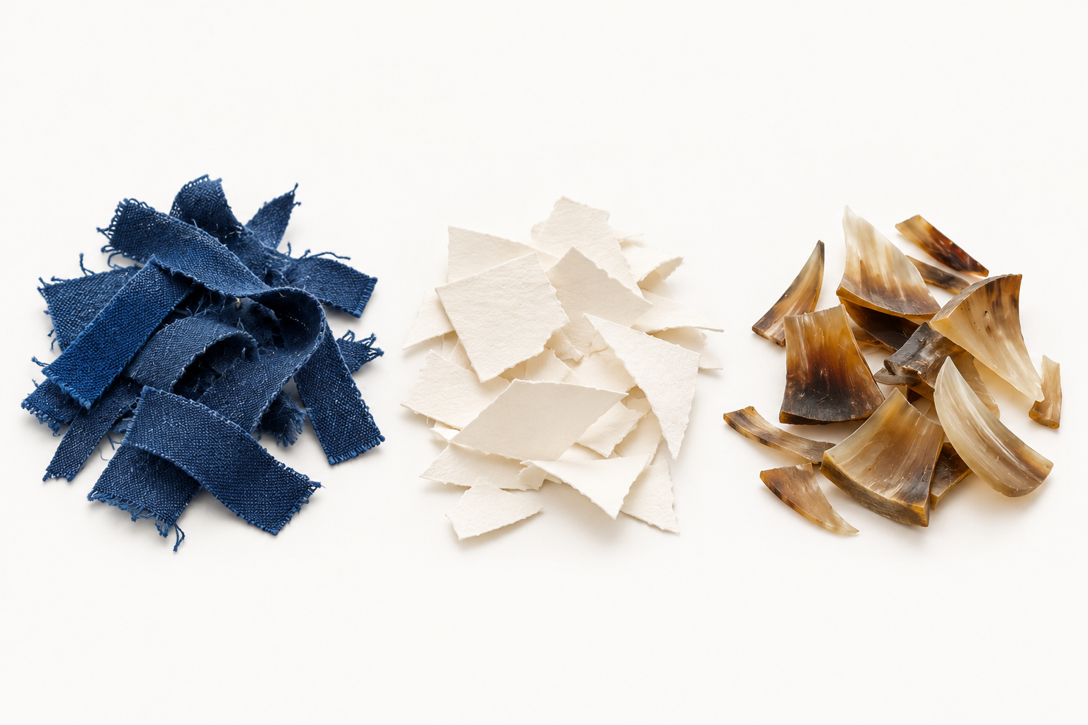 Stoff-, Papier- und Hornreste nebeneinander